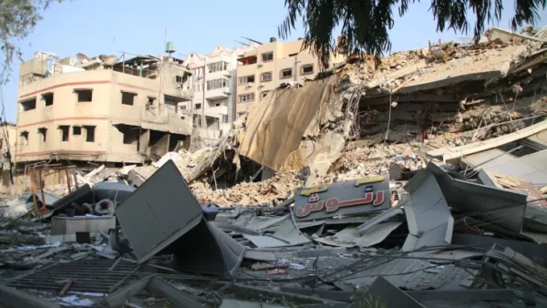 Grupo de 28 brasileiros que pediu ao Itamaraty para ser removido da Faixa de Gaza segue retido na região. Foto: Ahmad Hasaballah/Getty Images