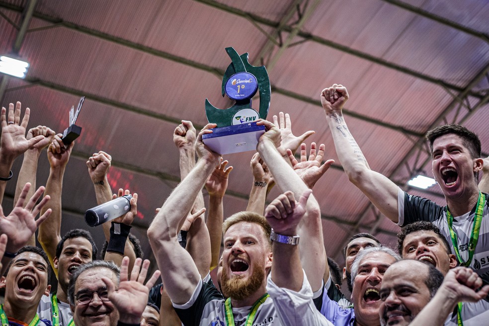 Vôlei Natal ergue o troféu da etapa Natal da Superliga C — Foto: Gabriel Leite