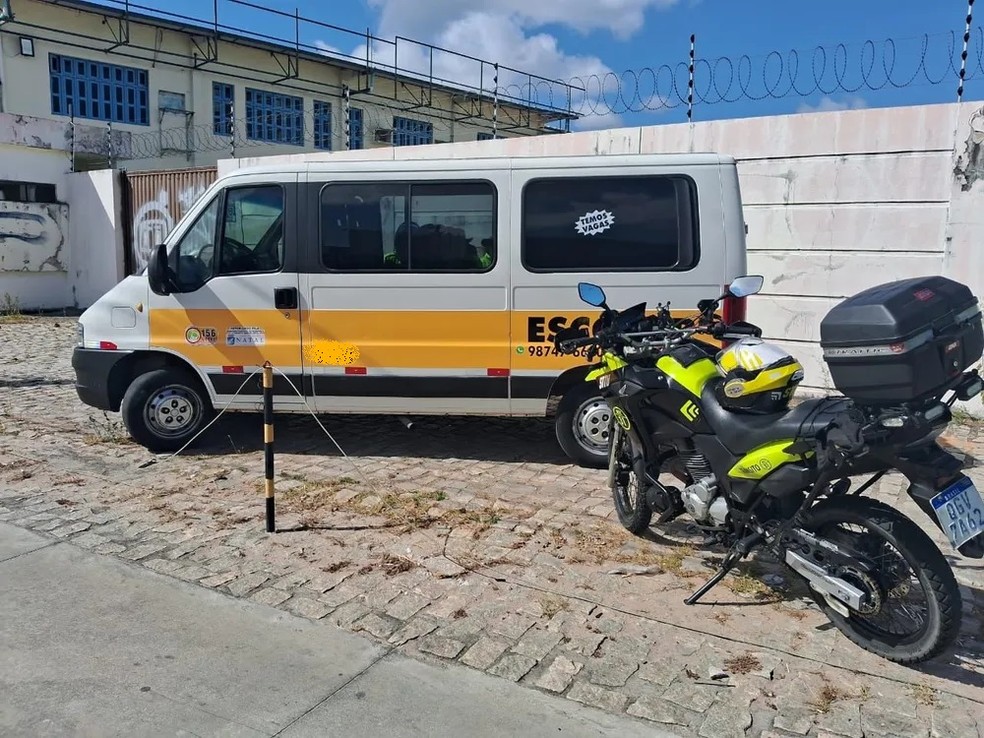 Criança foi esquecida dentro de van escolar em Natal — Foto: STTU/Divulgação