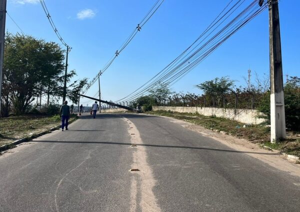 Carro derruba poste e interdita avenida João Hélio em Natal — Foto: Vinícius Marinho/Inter TV Cabugi