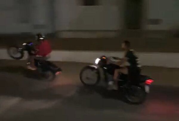 Homens sofrem acidente após empinarem motos em alta velocidade no interior do RN — Foto: Reprodução