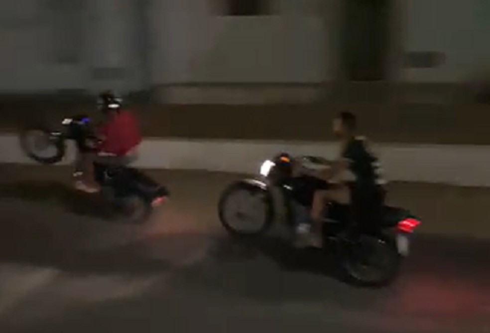 Homens sofrem acidente após empinarem motos em alta velocidade no interior do RN — Foto: Reprodução