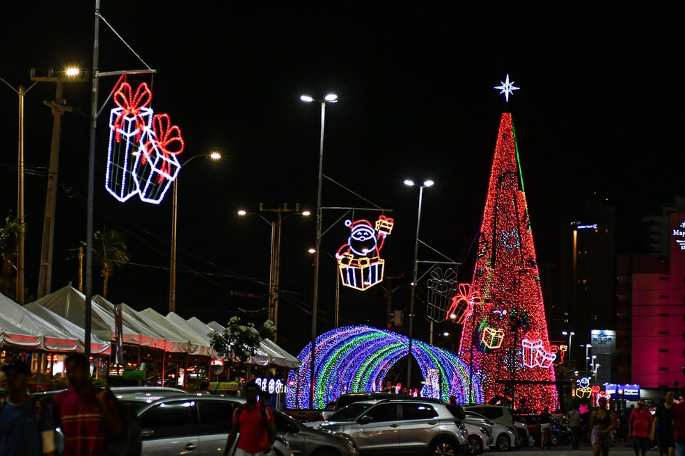 Árvore de Ponta Negra é acesa e dá início ao Natal em Natal — Foto: Joana Lima