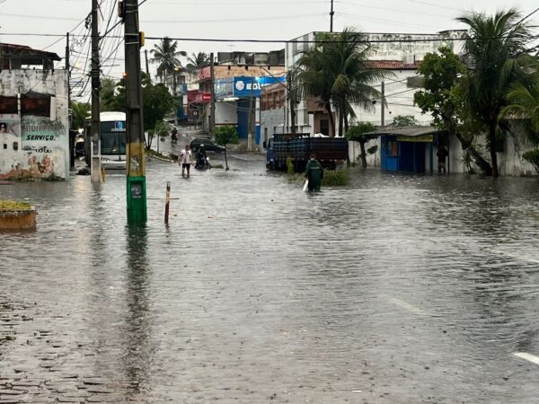 Rua Interventor Mário Câmara alagada em Natal — Foto: Vinícius Marinho/Inter TV Cabugi