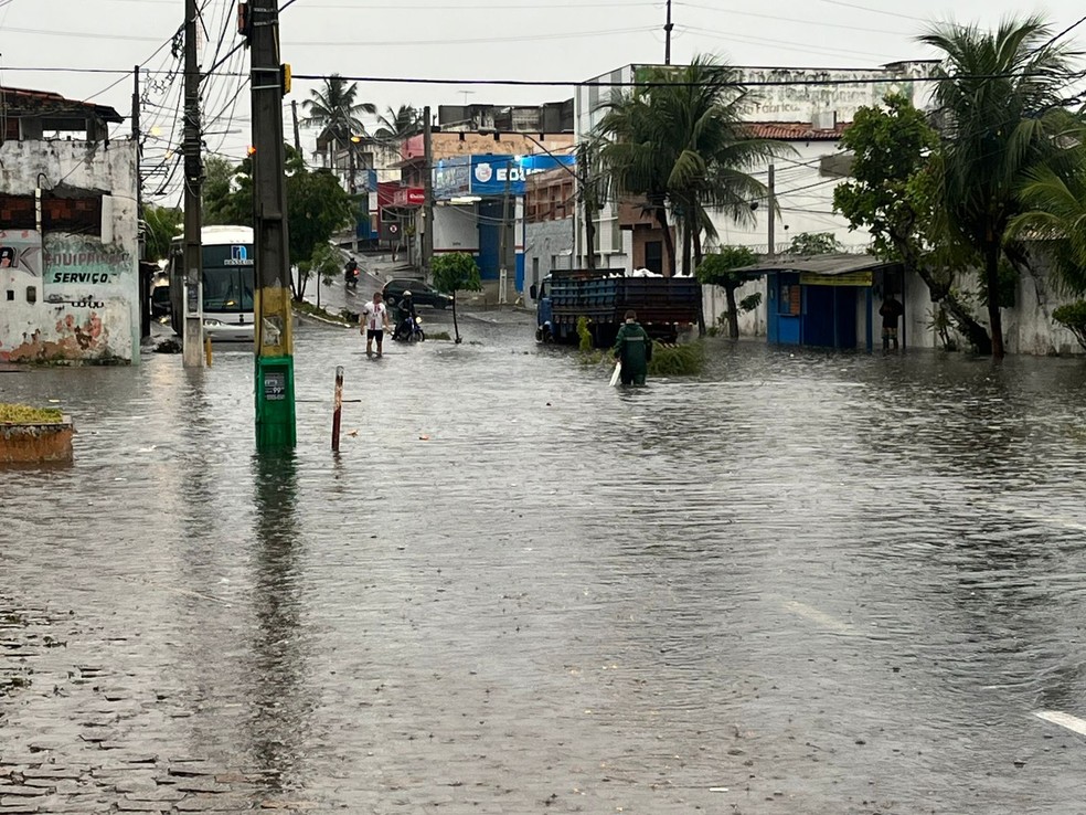 Rua Interventor Mário Câmara alagada em Natal — Foto: Vinícius Marinho/Inter TV Cabugi