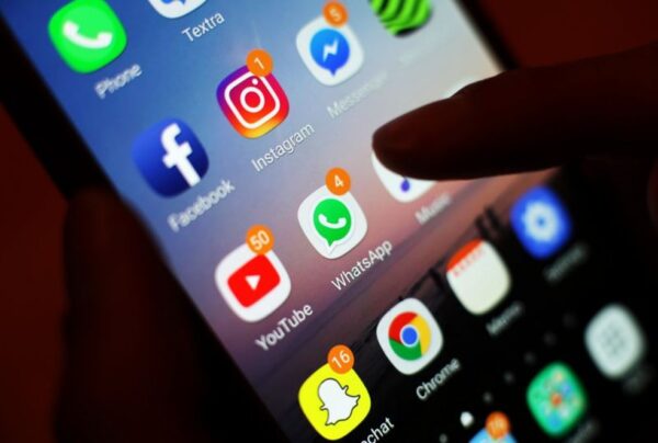 Celular com aplicativos de redes sociais (Arquivo) — Foto: PA Media