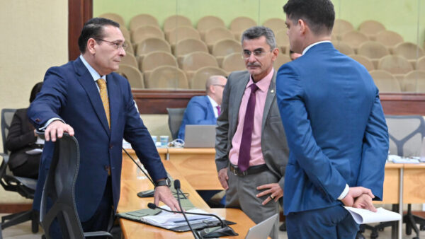 Deputados Ezequiel Ferreira e Francisco do PT com assessor da ALRN ontem. Foto: João Gilberto