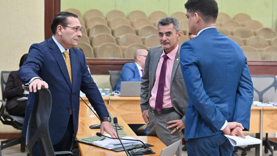 Deputados Ezequiel Ferreira e Francisco do PT com assessor da ALRN ontem. Foto: João Gilberto