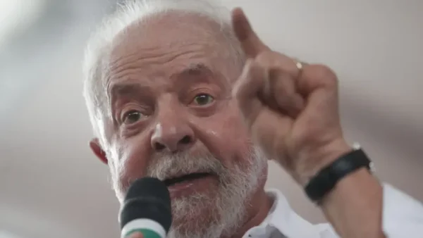 Lula comemora aprovação da reforma triburária. Foto: Paulo Pinto/Agência Brasil