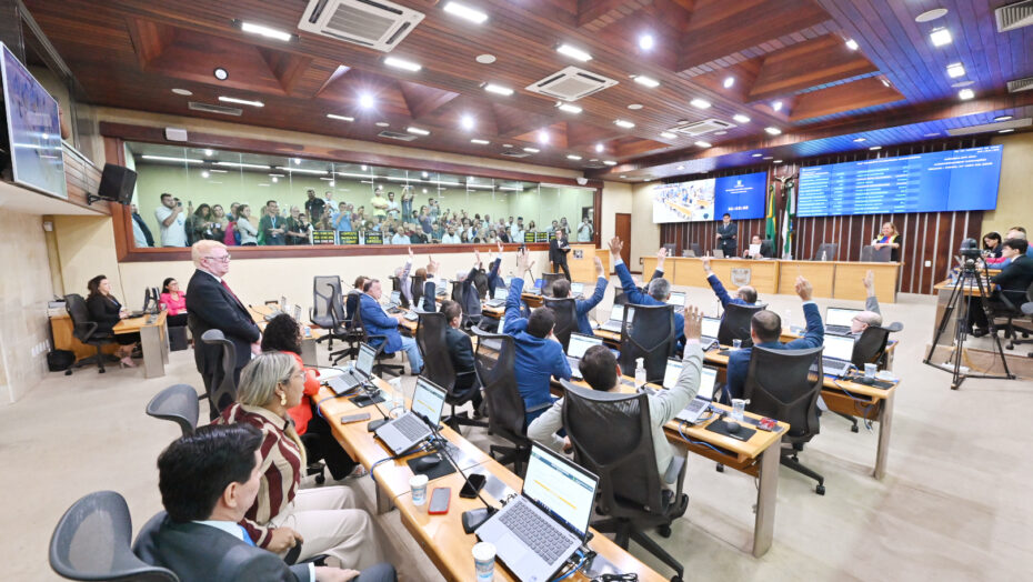 Deputados contra o recurso levantam a mão em votação simbólica ontem. Foto: Joâo Gilberto/ALRN