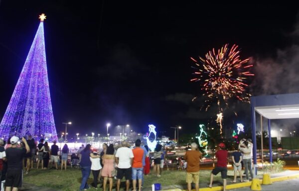 Árvore de Mirassol é acesa em Natal — Foto: Alex Régis