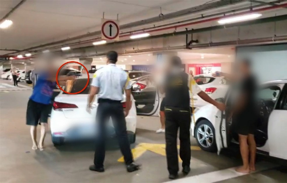 Homem saca arma durante confusão em estacionamento de shopping em Natal — Foto: Reprodução