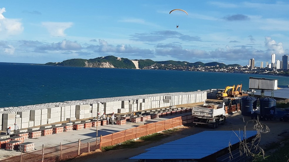 Obra de enrocamento entra em nova fase na Praia de Ponta Negra e Via Costeira em Natal — Foto: Sérgio Henrique Santos/Inter TV Cabugi