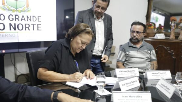 Governadora do RN assinando o projeto de