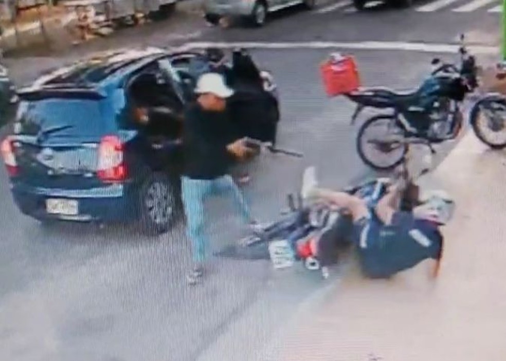 Homem fica preso por 2h dentro da mala do próprio carro enquanto criminosos praticam assaltos em Natal — Foto: Foto: Reprodução