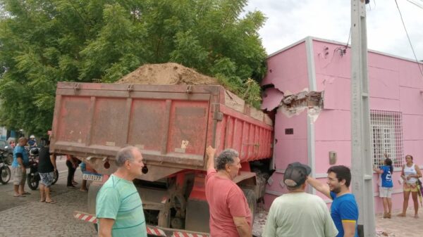 Caminhão invade salão de beleza em Caicó — Foto: Cedida