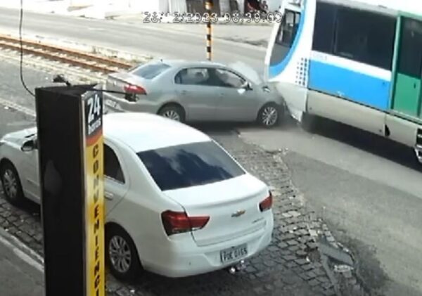 Carro estanca em linha férrea e é atingido por trem na Grande Natal — Foto: Reprodução