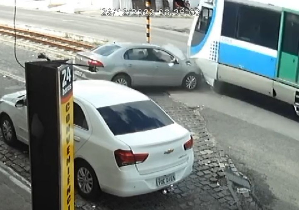 Carro estanca em linha férrea e é atingido por trem na Grande Natal — Foto: Reprodução