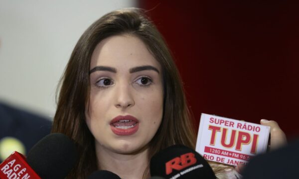 Brasília - A estudante de jornalismo Patrícia Lélis, que denunciou o deputado Marco Feliciano por tentativa de estupro e agressão, fala à imprensa (Fabio Rodrigues Pozzebom/Agência Brasil)