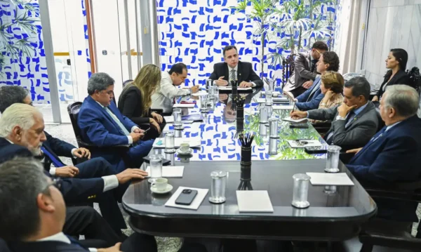 Presidente do Senado Federal e líderes partidários se reúnem para discutir a Medida Provisória 1.202/2023 que propõe reonerar setores da economia a partir de abril de 2024.Participam:
senador Izalci Lucas (PSDB-DF);
senador Mecias de Jesus (Republicanos-RR);
senadora Professora Dorinha Seabra (União-TO);
vice-presidente do Senado Federal, senador Veneziano Vital do Rêgo (MDB-PB);
presidente do Senado Federal, senador Rodrigo Pacheco (PSD-MG);
senador Jorge Kajuru (PSB-GO);
senadora Augusta Brito (PT-CE);
senador Efraim Filho (União-PB);
líder do governo no Congresso Nacional, senador Randolfe Rodrigues (Rede-AP);
líder do governo no Senado Federal, senador Jaques Wagner (PT-BA);
senador Carlos Portinho (PL-RJ).Foto: Pedro Gontijo/Senado Federal
