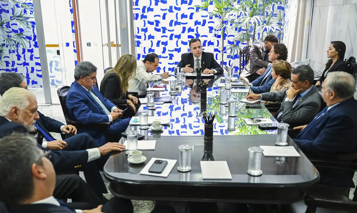 Presidente do Senado Federal e líderes partidários se reúnem para discutir a Medida Provisória 1.202/2023 que propõe reonerar setores da economia a partir de abril de 2024.Participam:
senador Izalci Lucas (PSDB-DF);
senador Mecias de Jesus (Republicanos-RR);
senadora Professora Dorinha Seabra (União-TO);
vice-presidente do Senado Federal, senador Veneziano Vital do Rêgo (MDB-PB);
presidente do Senado Federal, senador Rodrigo Pacheco (PSD-MG);
senador Jorge Kajuru (PSB-GO);
senadora Augusta Brito (PT-CE);
senador Efraim Filho (União-PB);
líder do governo no Congresso Nacional, senador Randolfe Rodrigues (Rede-AP);
líder do governo no Senado Federal, senador Jaques Wagner (PT-BA);
senador Carlos Portinho (PL-RJ).Foto: Pedro Gontijo/Senado Federal