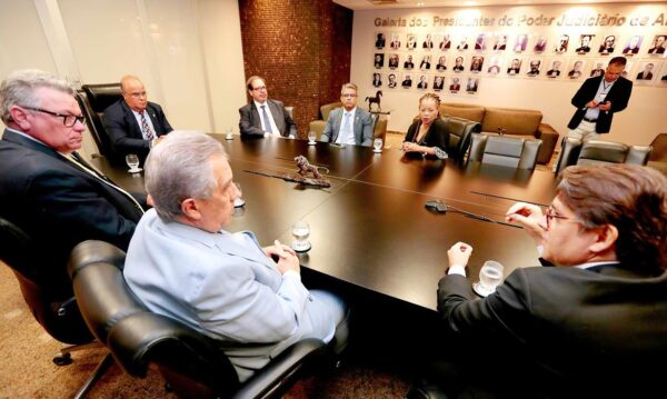 Desembargadores Fernando Tourinho, Orlando Rocha e Domingos Neto receberam comitiva do OCGR. TJAL recebe integrantes do Observatório de Causas de Grande Repercussão
Órgão promove integração institucional para enfrentar situações de alta complexidade, impacto e elevada repercussão ambiental, econômica e social. Foto: Caio Loureiro/TJAL