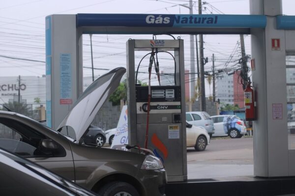 Abastecimento de veículo a gás natural veicular (GNV), em Manaus — Foto: Laísa Maida/Cigás