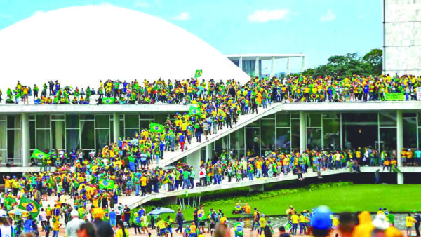 Radicais bolsonaristas invadiram as sedes dos Três Poderes em 8 de janeiro de 2023, insatisfeitos com a derrota de Jair Bolsonaro na eleição de 2022 - Foto: Marcelo Camargo/Agência Brasil