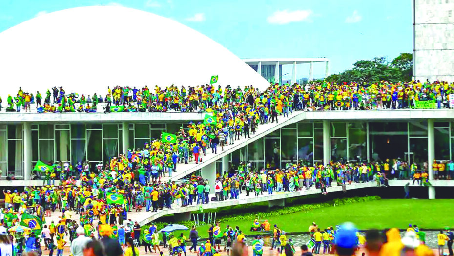 Radicais bolsonaristas invadiram as sedes dos Três Poderes em 8 de janeiro de 2023, insatisfeitos com a derrota de Jair Bolsonaro na eleição de 2022 - Foto: Marcelo Camargo/Agência Brasil