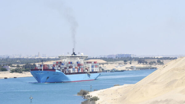 Navio com contêineres atravessando o Canal de Suez, no Egito