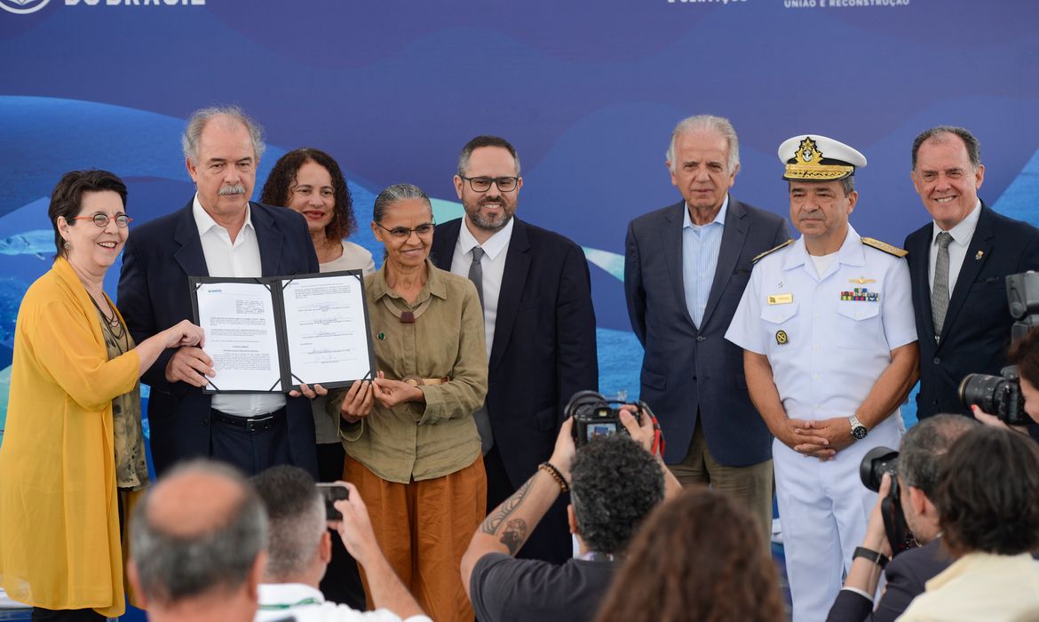 Rio de Janeiro (RJ), 24/01/2024 - Autoridades posam com acordo assinado da iniciativa do Banco Nacional de Desenvolvimento Econômico e Social, BNDES AZUL, no navio de pesquisa da Marinha do Brasil, atracado na Praça Mauá, no Rio de Janeiro. Foto: Tomaz Silva/Agência Brasil