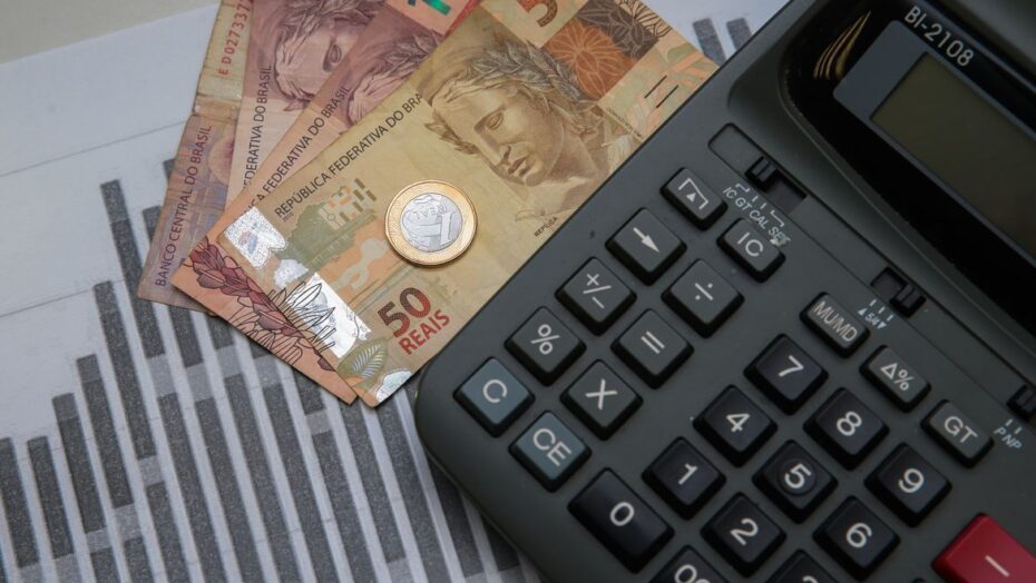 Planejamento, economia e cálculos: como vencer as dívidas em 2024 - Foto: Marcello Casal Jr./Agência Brasil