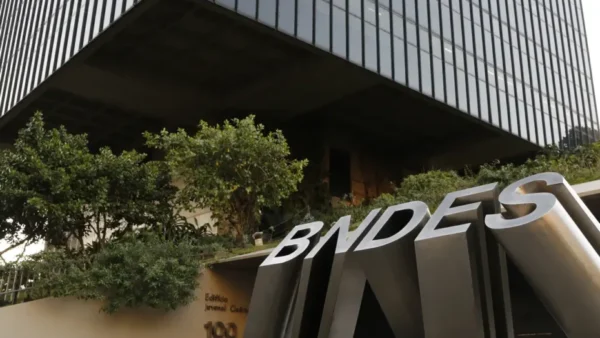 Somente em 2023, o BNDES aprovou e contratou sete operações de financiamento à exportação da Embraer / Foto: Fernando Frazão - Agência Brasil