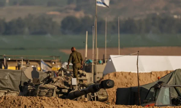 Israel 20/01/2024
Um soldado israelense caminha sobre uma unidade móvel de artilharia, em meio ao conflito em curso entre Israel e o grupo islâmico palestino Hamas, perto da fronteira Israel-Gaza, no sul de Israel. REUTERS/Tyrone Siu