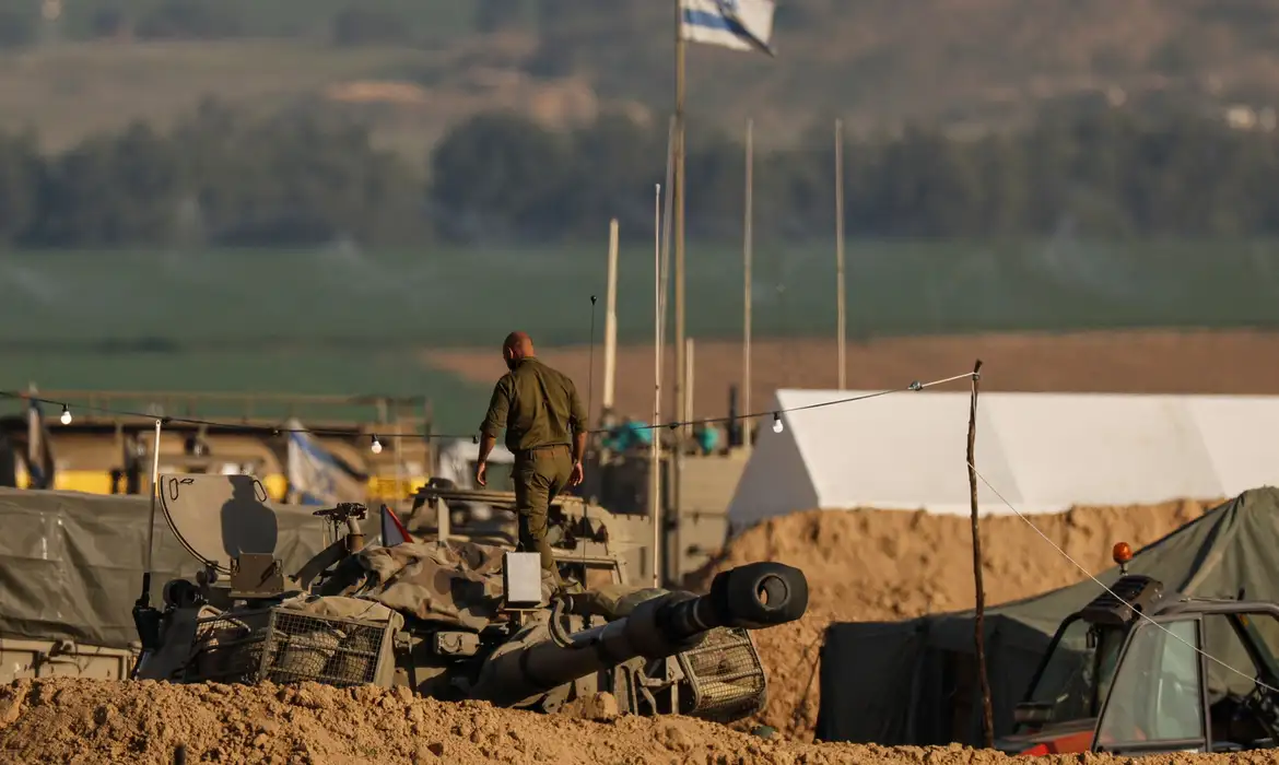 Israel 20/01/2024
Um soldado israelense caminha sobre uma unidade móvel de artilharia, em meio ao conflito em curso entre Israel e o grupo islâmico palestino Hamas, perto da fronteira Israel-Gaza, no sul de Israel. REUTERS/Tyrone Siu