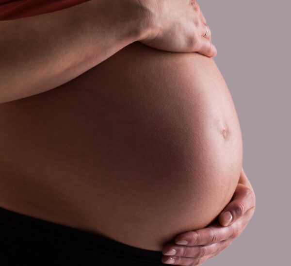 Pais de bebê morto dentro da barriga da mãe por erro médico no RN receberão indenização de R$ 75 mil e pensão mensal — Foto: Racool Studio/Freepik