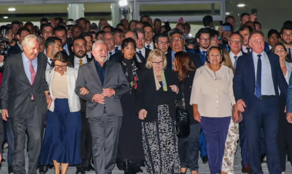 Brasília (DF) 08/01/2024 – Foto feita em 09/01/2023 - O presidente Luiz Inácio Lula da Silva, governadores e autoridades, cruzam a Praça dos Três Poderes para visitar as instalações da sede do Supremo Tribunal Federal (STF) um dia após os atos terroristas que depredaram a sede do tribunal, o Congresso e o Palácio do Planalto.
Foto: Fabio Rodrigues-Pozzebom/Agência Brasil