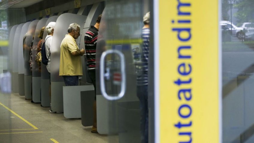 Pessoas usam caixas de atendimento de banco em Brasília