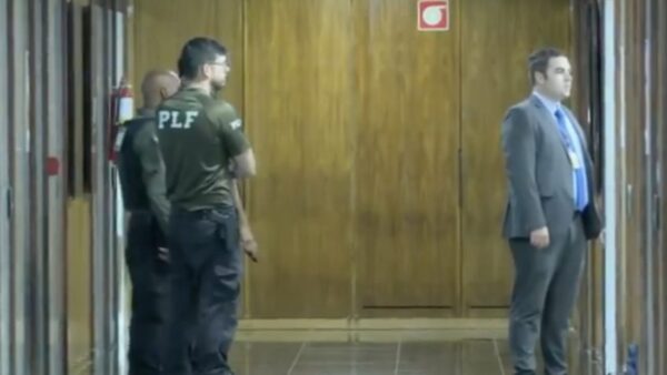 PLF e PF no gabinete do deputado Carlos Jordy