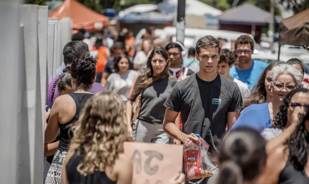 Ensino médio: Pé-de-Meia dará R$ 2 mil por ano a alunos de baixa renda | Foto: Rafa Neddermeyer/Agência Brasil