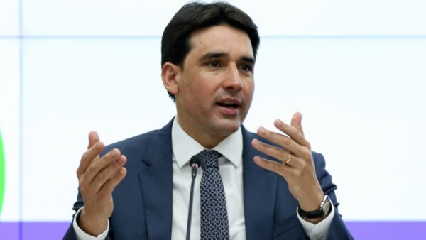 Silvio Costa Filho em coletiva