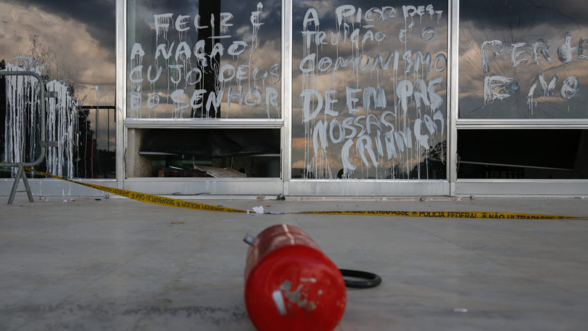 Prédio do Supremo Tribunal Federal parcialmente destruído após ato de bolsonaristas radicais