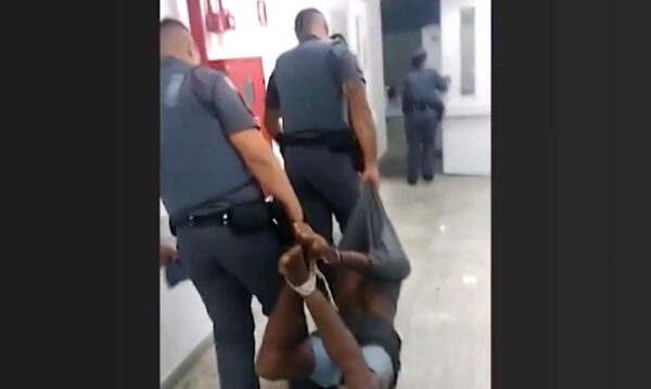 São Paulo (SP), 04/06/2023 - Policiais militares amarraram um suspeito de furto pelas mãos e pelos pés e o arrastaram e carregaram como um animal. O caso ocorreu no dia 04/06, na Vila Mariana, em São Paulo. Foto: Reprodução TV