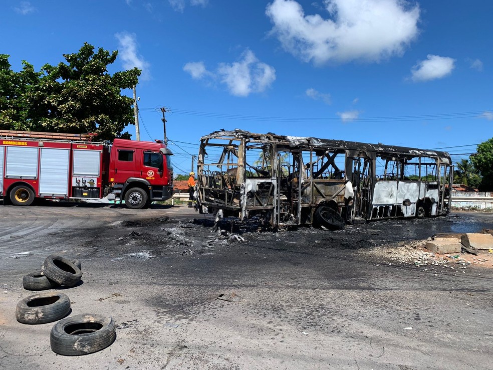 Ônibus foi incendiado na Ponte de Igapó — Foto: Gustavo Brendo/Inter TV Cabugi