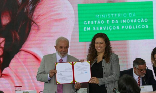 Brasília, DF 26/02/2024 O presidente Luiz Inácio Lula da Silva e a ministra de Gestão e Inovação em Serviços Públicos, Esther Dweck, acompanhados dos ministros da Secom, Paulo Pimenta e da Casa Civil, Rui Costa, durante lançamento do Programa de Democratização dos Imóveis da União. Foto: Fabio Rodrigues-Pozzebom/ Agência Brasil
