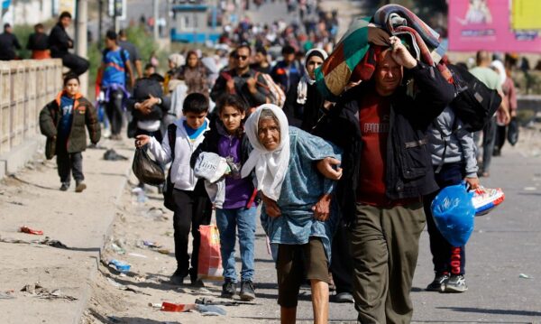 Palestinos deixam norte da Faixa de Gaza em direção ao sul do enclave durante ataques israelenses na Faixa de Gaza
10/11/2023 REUTERS/Ibraheem Abu Mustafa