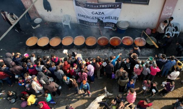 Palestina 17/12/2023. Palestinos se reúnem para receber comida preparada em cozinha beneficente, em Rafah. Fotos REUTERS/Shadi Tabatibi