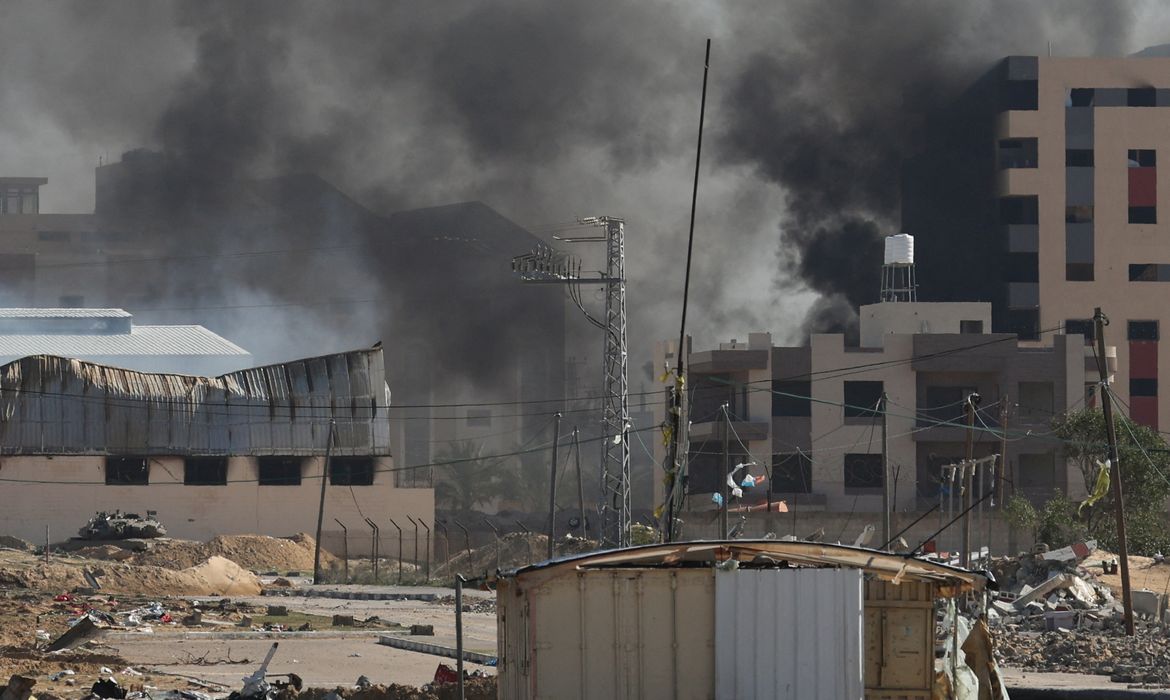 Ataque israelense em Khan Younis, sul de Gaza
25/1/2024   REUTERS/Ibraheem Abu Mustafa