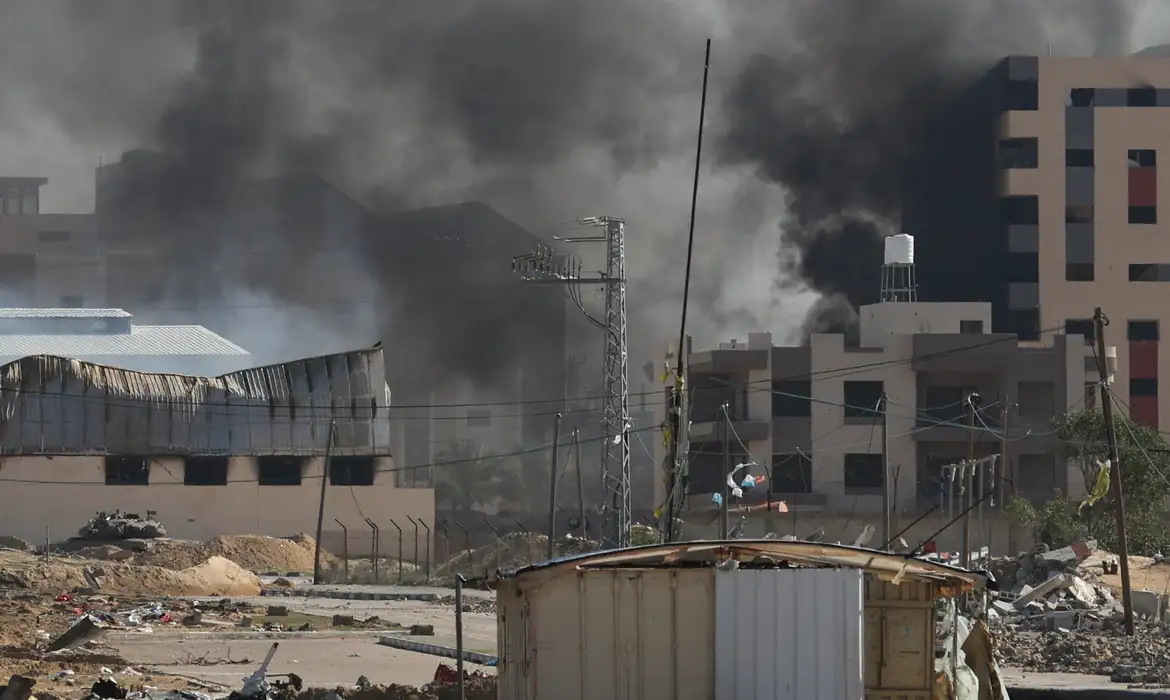 Ataque israelense em Khan Younis, sul de Gaza
25/1/2024   REUTERS/Ibraheem Abu Mustafa