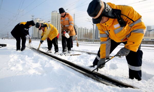 Neve na estação de trem Lianyungang East, na China
5/2/2024 China Daily via REUTERS